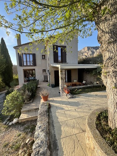 Maison de vacances provençale confortable avec piscine à Moustiers-Ste-Marie