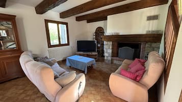 Smart-TV, Kamin, BĂŒcher, Stereoanlage