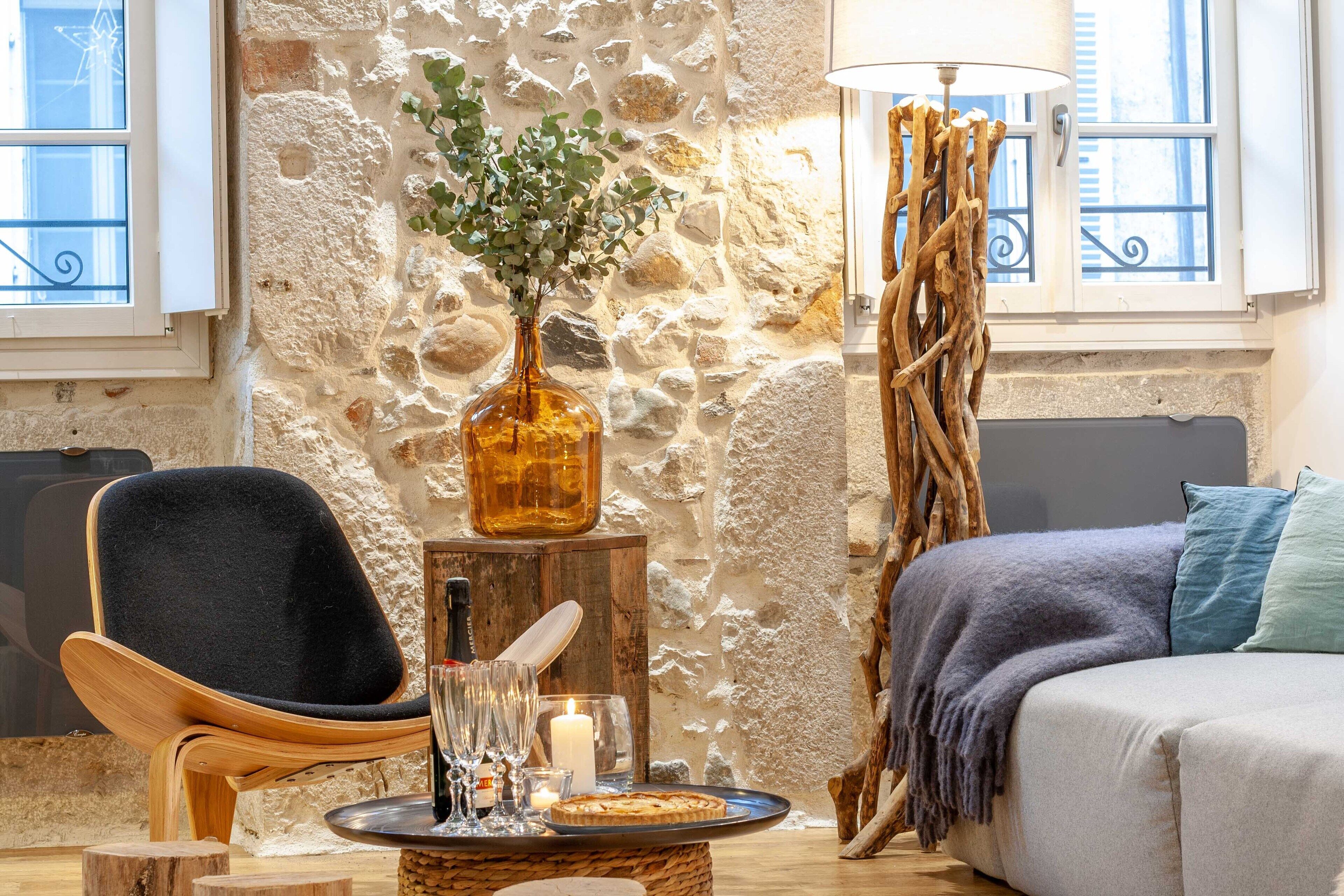 Een smart-tv en boeken