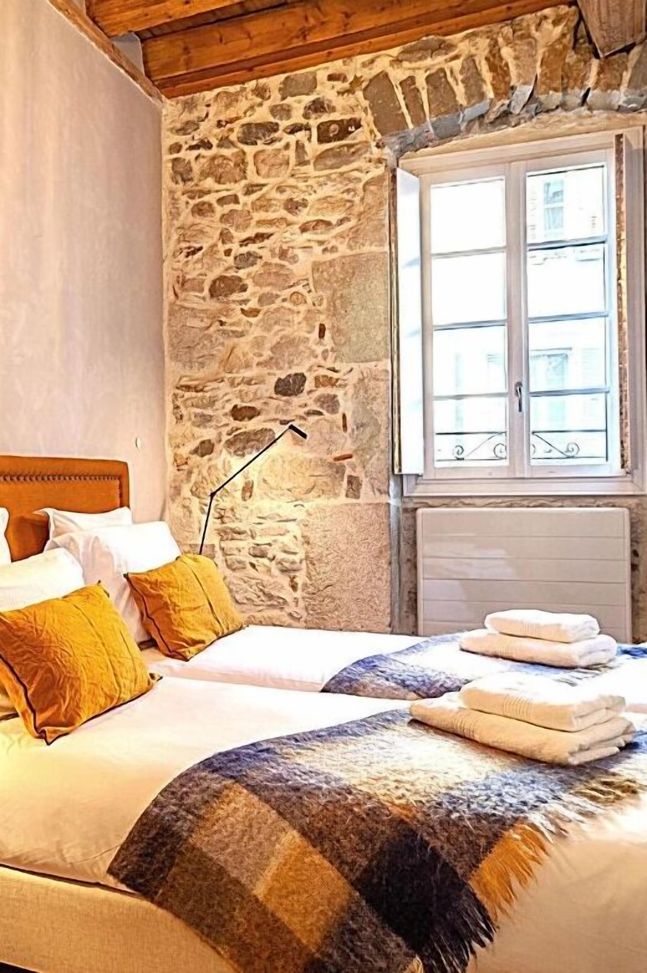 2 habitaciones, tabla de planchar con plancha y cuna de viaje 