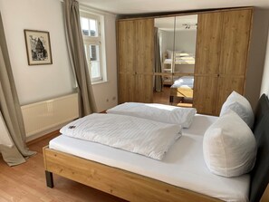 Apartment, 1 Bedroom, Kitchen | Hypo-allergenic bedding, individually decorated, individually furnished - Hotel Goldene Krone (Goslar)
