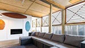 Een moderne woonkamer met een modulaire bank, een flatscreen televisie en een kamerbreed tapijt met dessin.