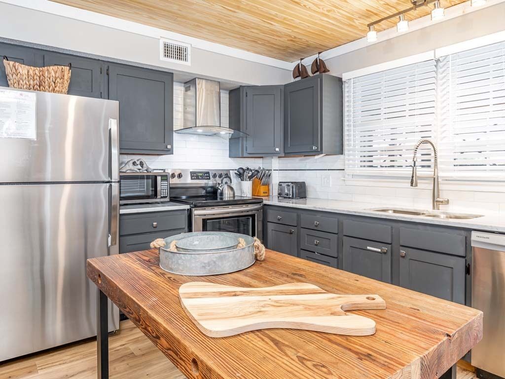 Kylskåp, mikrovågsugn, ugn och spishäll