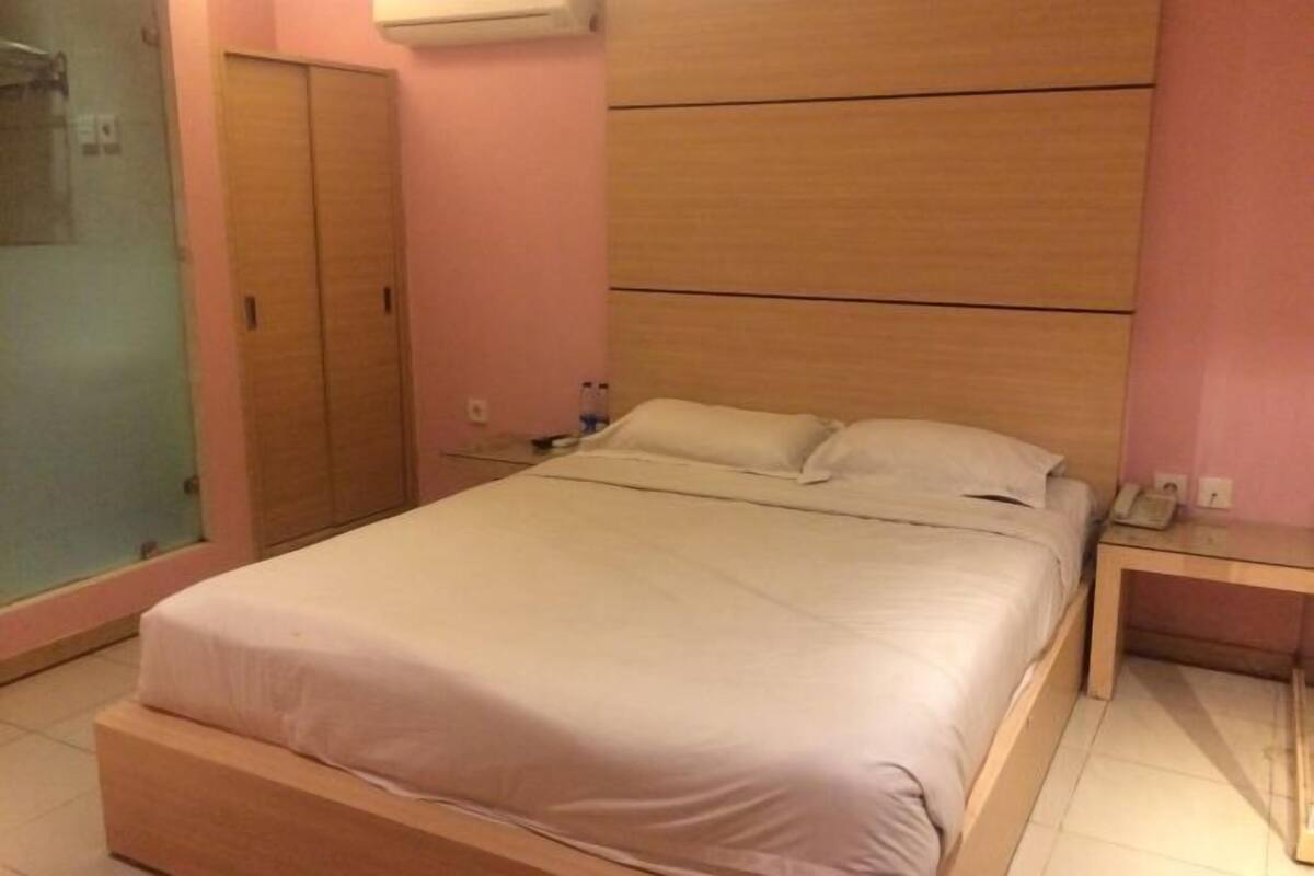 Een bureau, gratis wifi, beddengoed