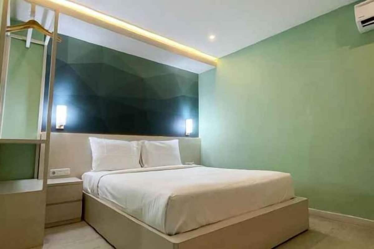 Desk, free WiFi, bed sheets