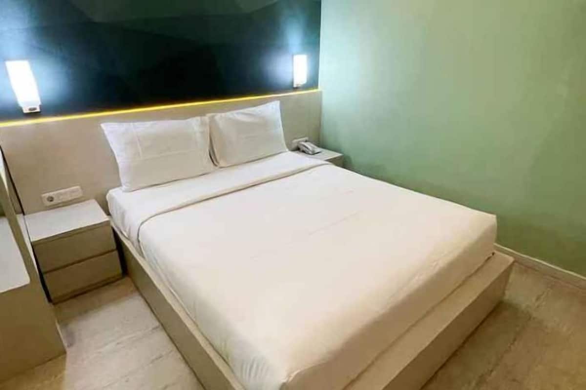 Desk, free WiFi, bed sheets