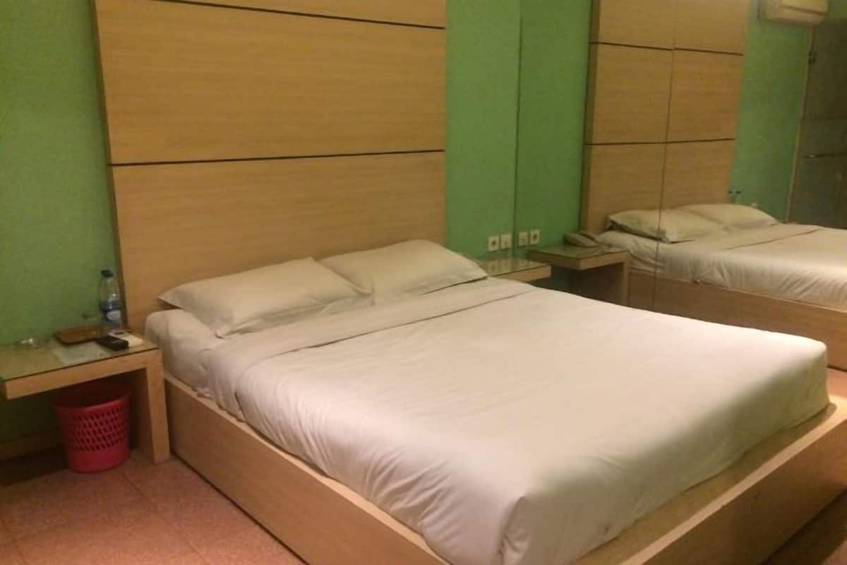 Een bureau, gratis wifi, beddengoed