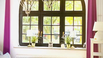 Allergikerbettwaren, Schreibtisch, schallisolierte Zimmer