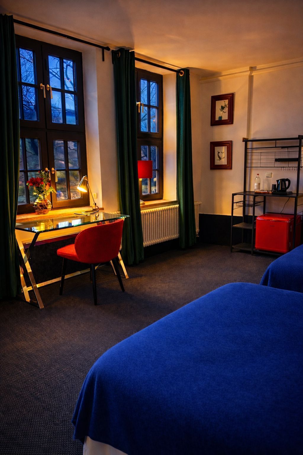 Standaard vierpersoonskamer | Hypoallergeen beddengoed, een bureau, geluiddichte muren, gratis wifi