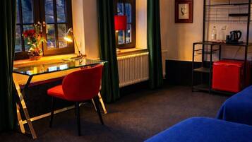 Standaard vierpersoonskamer | Hypoallergeen beddengoed, een bureau, geluiddichte muren, gratis wifi