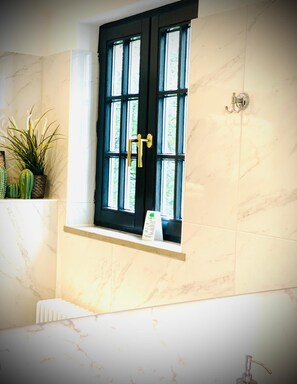 Articles de toilette gratuits, sèche-cheveux, serviettes fournies, savon