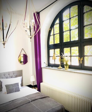 Ropa de cama hipoalergénica, escritorio, sistema de insonorización