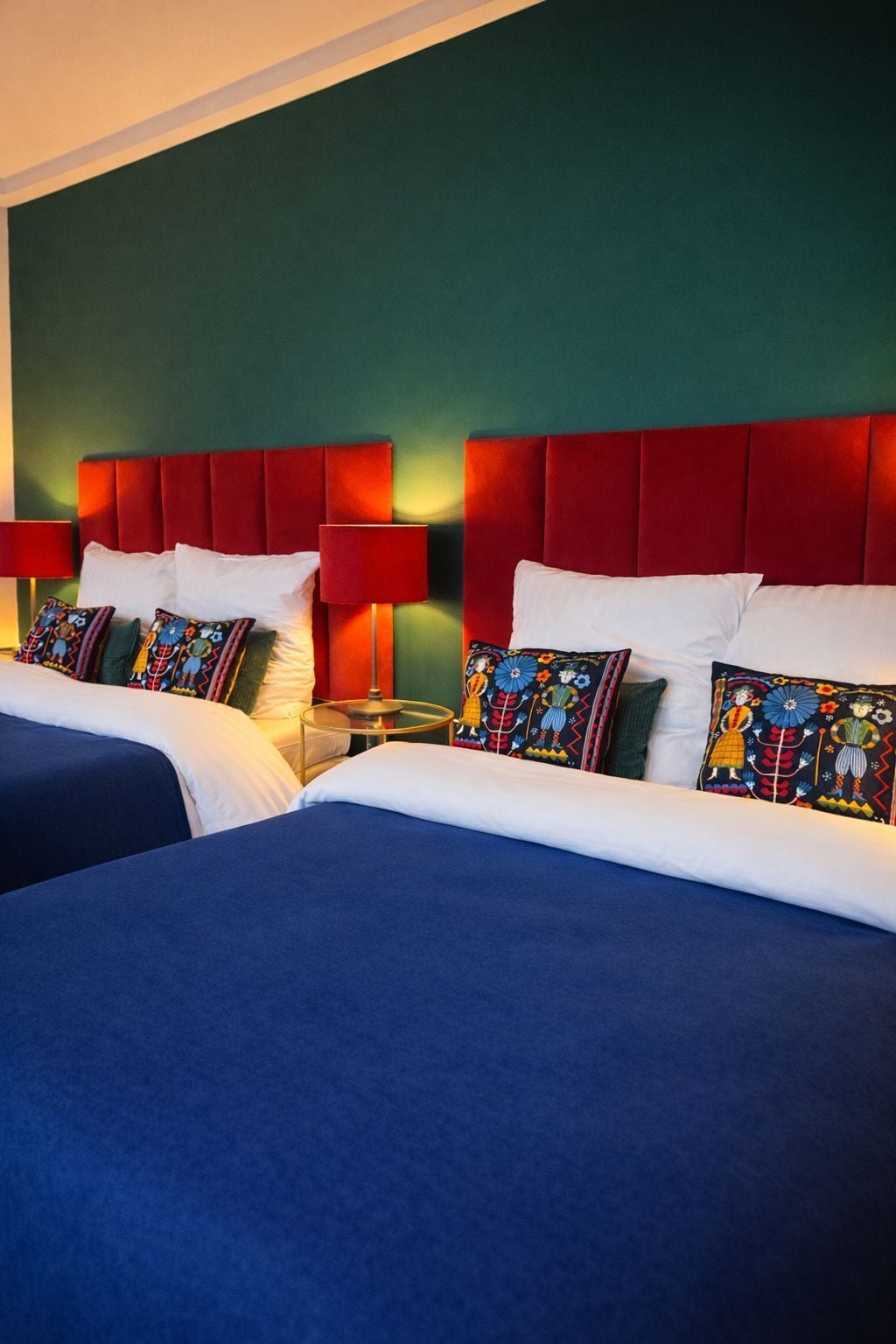 Ropa de cama hipoalergénica, escritorio y sistema de insonorización 