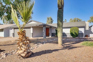 Exterior - Walk to Riverview Park! Dog-Friendly Mesa Retreat (Mesa)