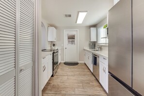 Kjøleskap, mikrobølgeovn, kokeplater og oppvaskmaskin