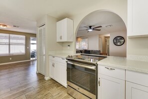 Geladeira, micro-ondas, cooktop, lava-louças