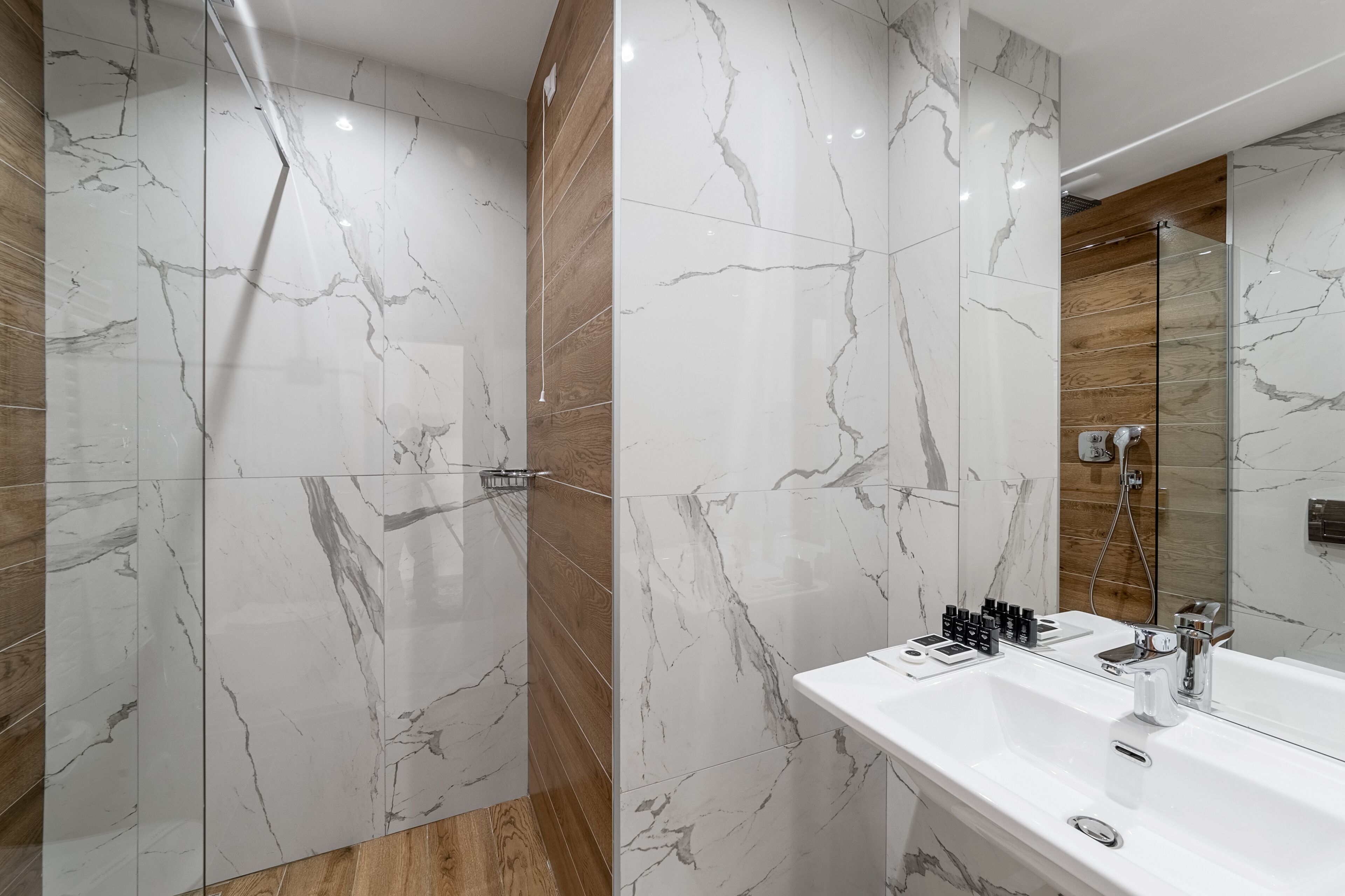 Bruser, brusehoved med spredningseffekt, hjemmesko, håndklæder