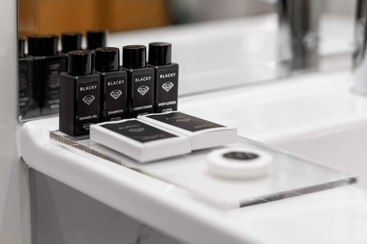 Fasilitas kamar mandi | Shower, pancuran hujan, sandal, dan handuk