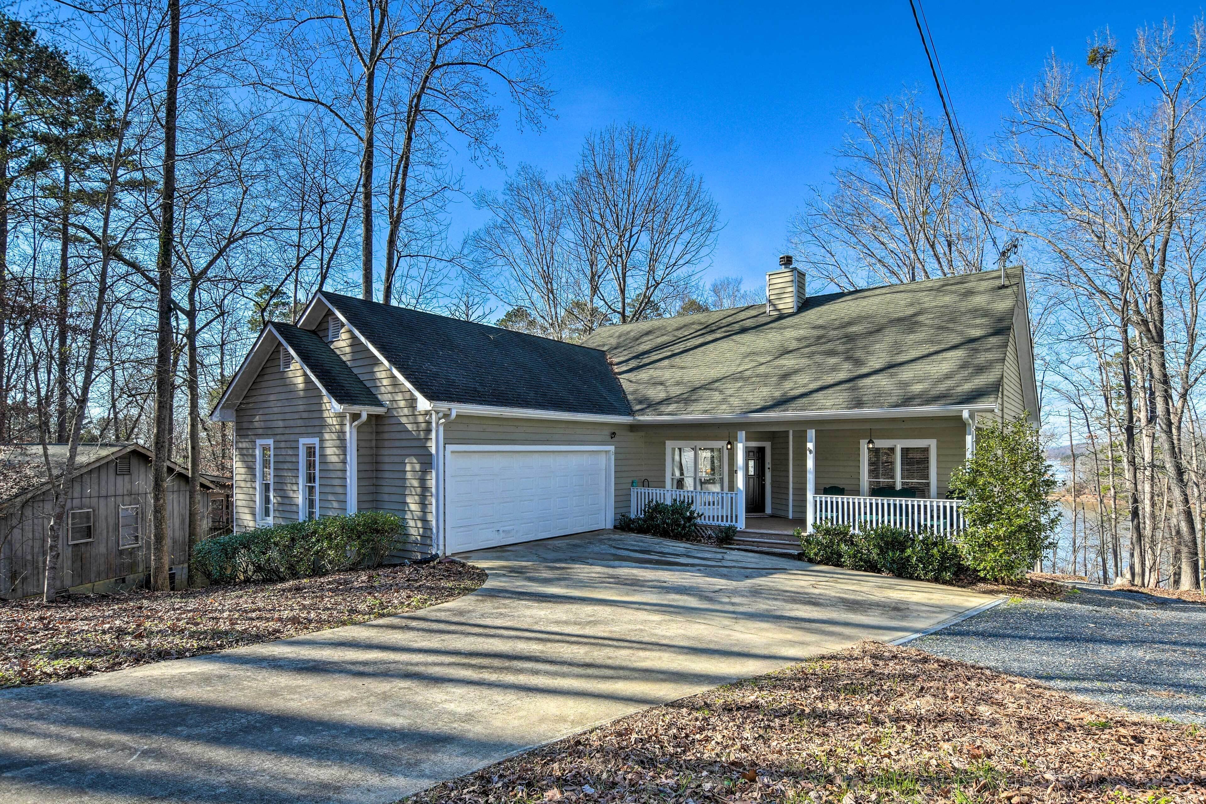 Lavonia Lake House w/ Private Dock & Bonfire!