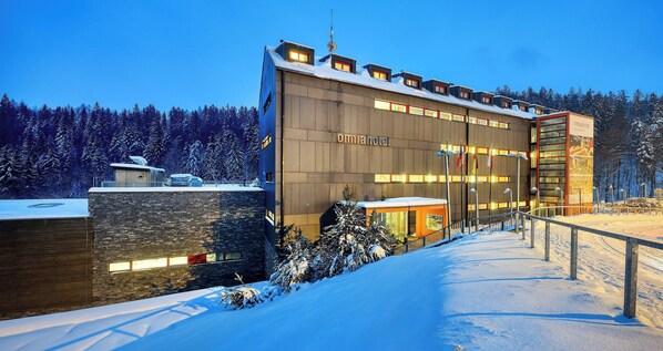 Minibar, coffres-forts dans les chambres, bureau, Wi-Fi gratuit