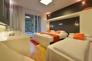 Double Room with extra bed | Frigobar, cofres nos quartos, escrivaninha, Wi-Fi de cortesia