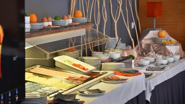 Una mesa de buffet con diferentes alimentos y platos.