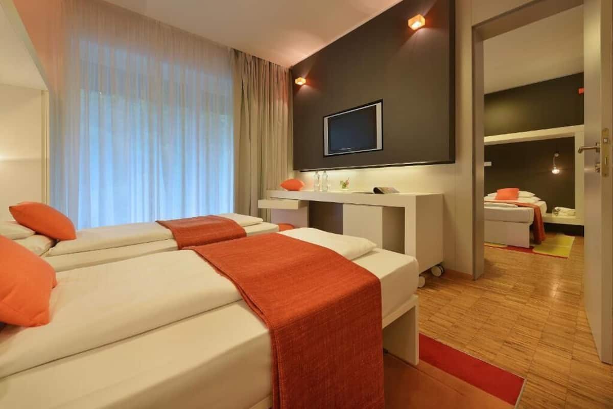 Familiekamer, balkon (Superior) | 1 slaapkamer, een minibar, een kluis op de kamer, een bureau