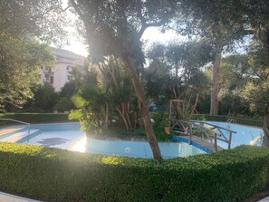 Una piscina al aire libre de temporada