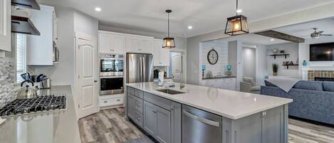 Geladeira, micro-ondas, fogão, cooktop