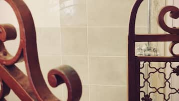 Une douche avec une porte en verre et un cadre en bois.