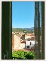 Habitación cuádruple Confort, baño privado, vistas a la montaña (La Suite Catalane) | Ropa de cama de alta calidad, colchones viscoelásticos, wifi gratis