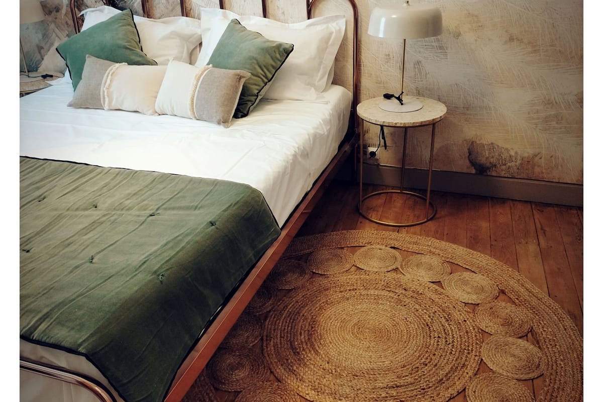 Comfort Double Room, Private Bathroom, City View (La Chambre Minhas) | Premium bedding, memory foam beds, free WiFi, bed sheets