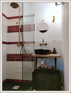 Habitación cuádruple Confort, baño privado, vista a la montaña (La Suite Catalane) | Baño | Regadera, toallas, jabón, shampoo 