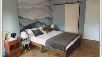 Comfort driepersoonskamer, en-suite badkamer, uitzicht op bergen (La chambre le Canigou) | Luxe beddengoed, bedden met traagschuimmatrassen, gratis wifi