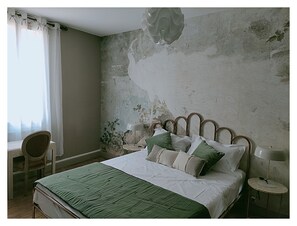 Comfort dubbelrum - privat badrum - utsikt mot staden (La Chambre Minhas) | SÀngtillbehör av högsta kvalitet, memory foam-madrasser och gratis wi-fi