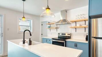 Geladeira, micro-ondas, fogão, cooktop