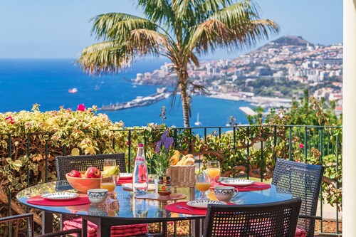 Grand villa, view to Funchal and sea | Vista Sol