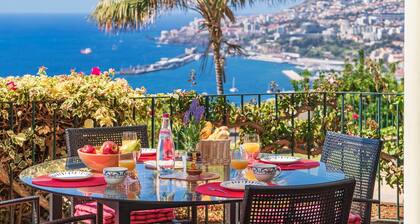 Grand villa, view to Funchal and sea | Vista Sol