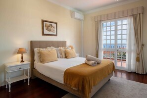 4 bedrooms, desk, iron/ironing board, WiFi