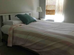 3 bedrooms, desk, travel cot, free WiFi - Bluffton Retreat, Pet Friendly (Bluffton)
