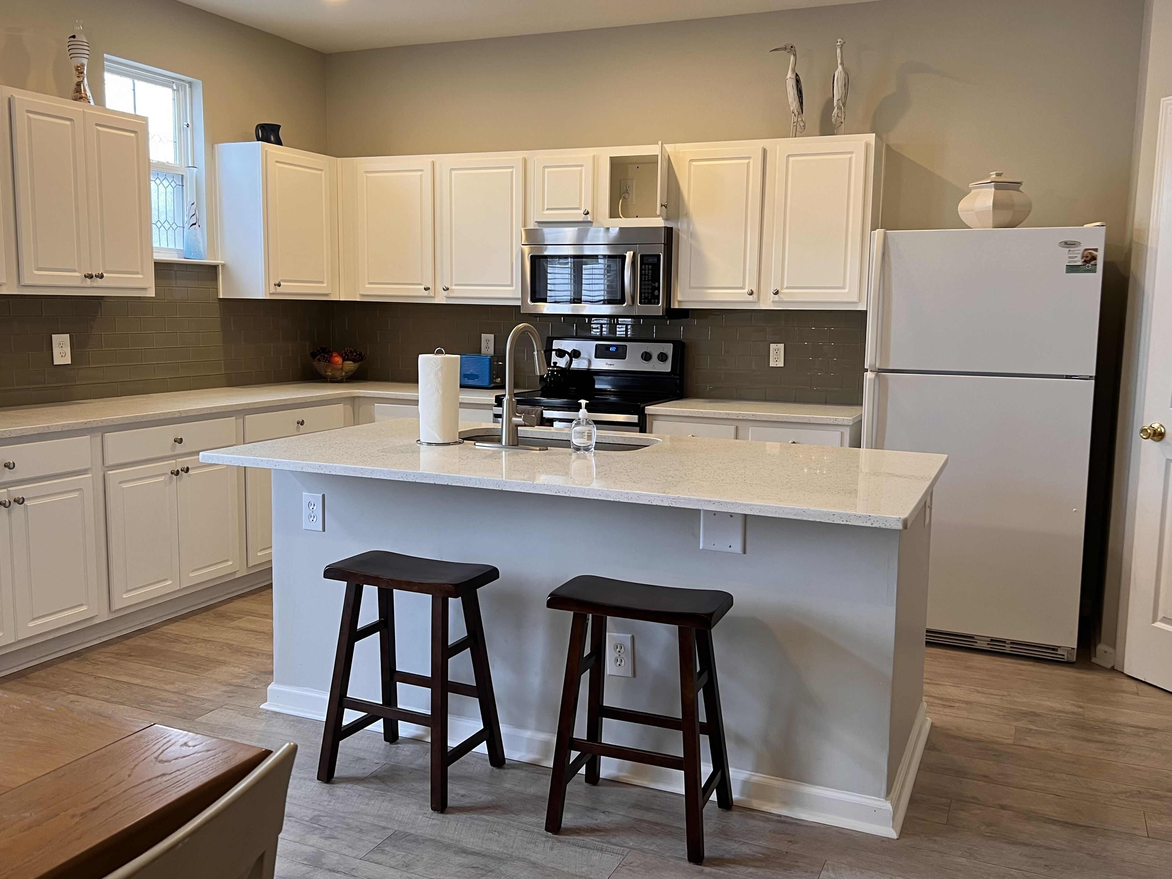 Jääkaappi, mikroaaltouuni, uuni, liesi