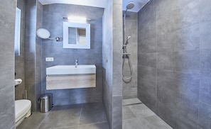 Dusche, Haartrockner, Handtücher, Toilettenpapier