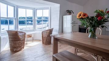 Cottage (Multiple Bedrooms) | Woonruimte | Een 32-inch flatscreentelevisie met kabelzenders en een televisie