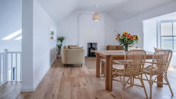 Cottage (Multiple Bedrooms) | Woonruimte | Een 32-inch flatscreentelevisie met kabelzenders en televisie
