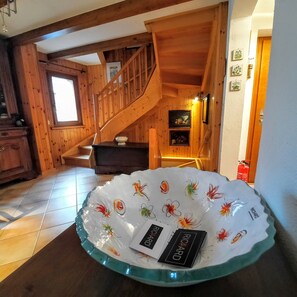 CHALET NUCLEO 12 | Living area | 32-inch flat-screen TV with satellite channels, TV - Chalet Nucleo 12 (Faido)