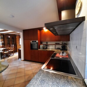 CHALET NUCLEO 12 | Private kitchen | Full-sized fridge, microwave, oven, stovetop - Chalet Nucleo 12 (Faido)