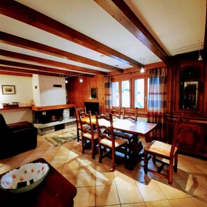 CHALET NUCLEO 12 | 起居區 | 32-吋平面電視、衛星頻道、電視