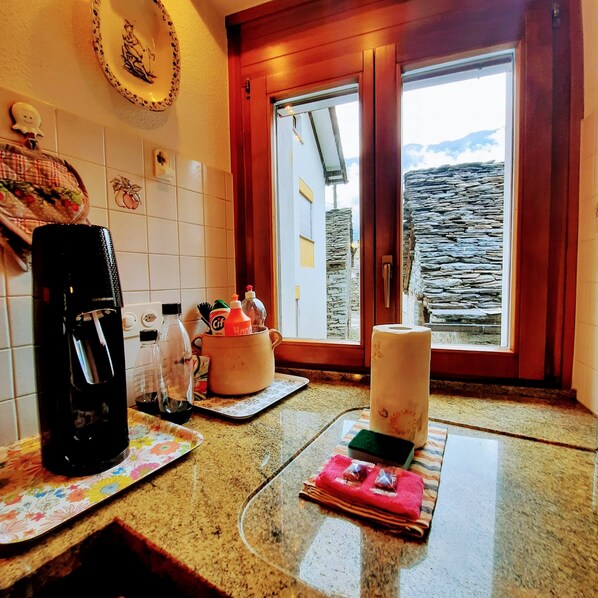 CHALET NUCLEO 12 | Private kitchen | Full-sized fridge, microwave, oven, stovetop - Chalet Nucleo 12 (Faido)