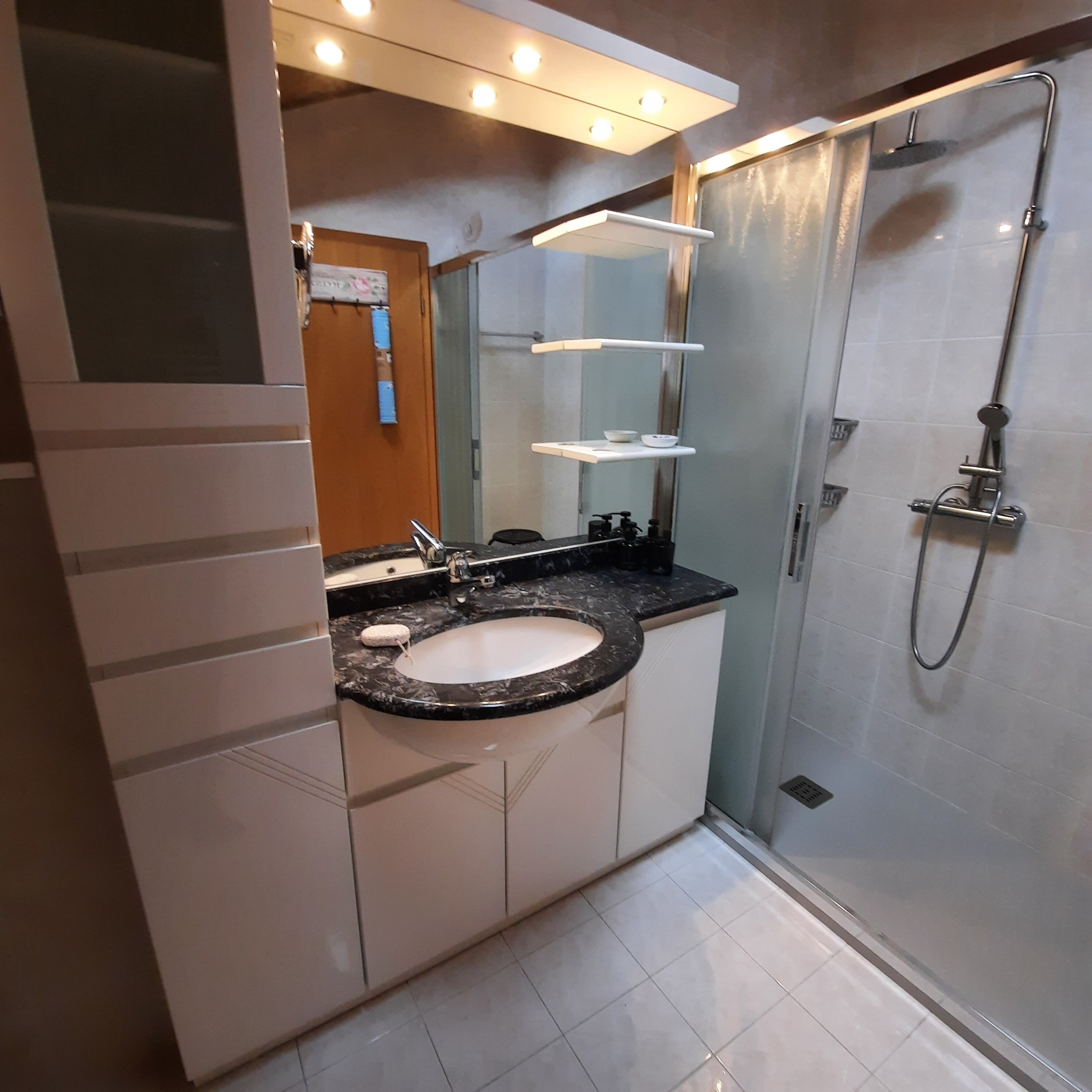CHALET NUCLEO 12 | Bathroom | Shower, free toiletries, hair dryer, bidet