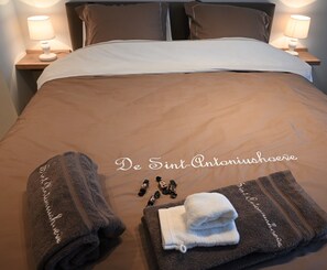 8 quartos, ferros/tábuas de passar roupa, Wi-Fi, roupa de cama